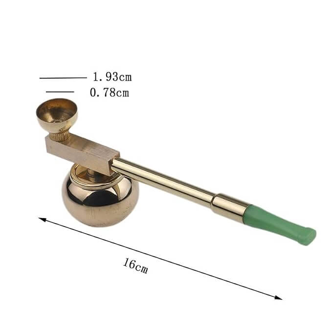 Afmetingen van het messing wietpijpje met waterfilter: 16 cm lang met een kopje van 1,93 cm