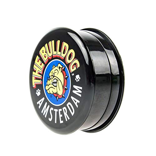 Bulldog Grinder Acryl Zwart Deze Grinder Acryl 3-delig met een Bulldog logo. Beide helften worden door magneetjes bij elkaar gehouden. De grinder heeft scherpe piramidevormige tanden en een kleine opbergruimte onder de deksel voor bijv. tips, vloei of tabak.