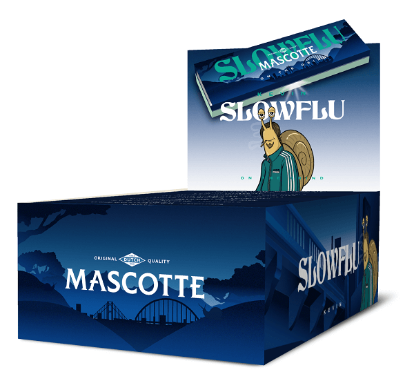 Afbeelding van de Mascotte Slowflu Limited Edition verpakking en displaydoos. Het design toont een blauwe skyline, Kevin's favoriete kleur, met zijn iconische slak als beeldmerk. De verpakking bevat 34 langzaam brandende vloeitjes en tips van hoge kwaliteit, verpakt in een luxe combi pack met magnetische sluiting. Ideaal voor liefhebbers van premium rookaccessoires en fans van Kevin. Zoekwoorden: Mascotte Slowflu, limited edition, vloei met tips, Kevin, langzaam brandende vloeitjes.